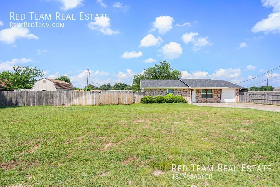 Country Living on a Large Double Lot! property image