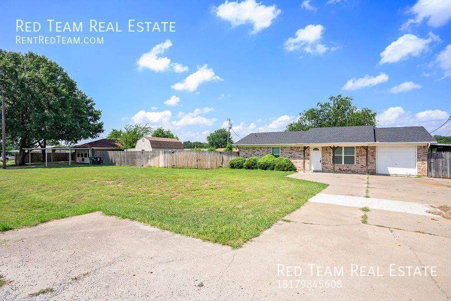 Country Living on a Large Double Lot! property image