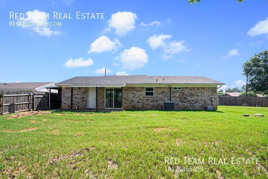 Country Living on a Large Double Lot! property image