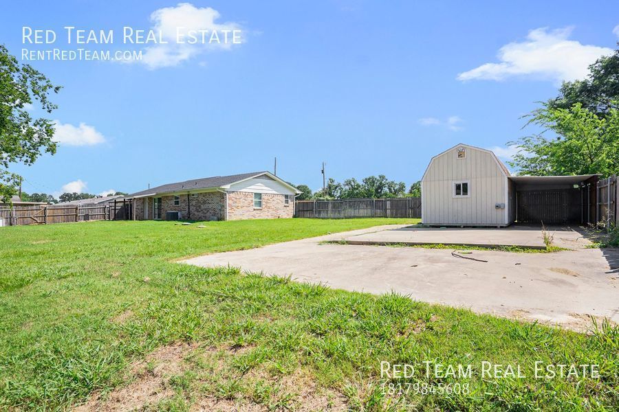 Country Living on a Large Double Lot! property image