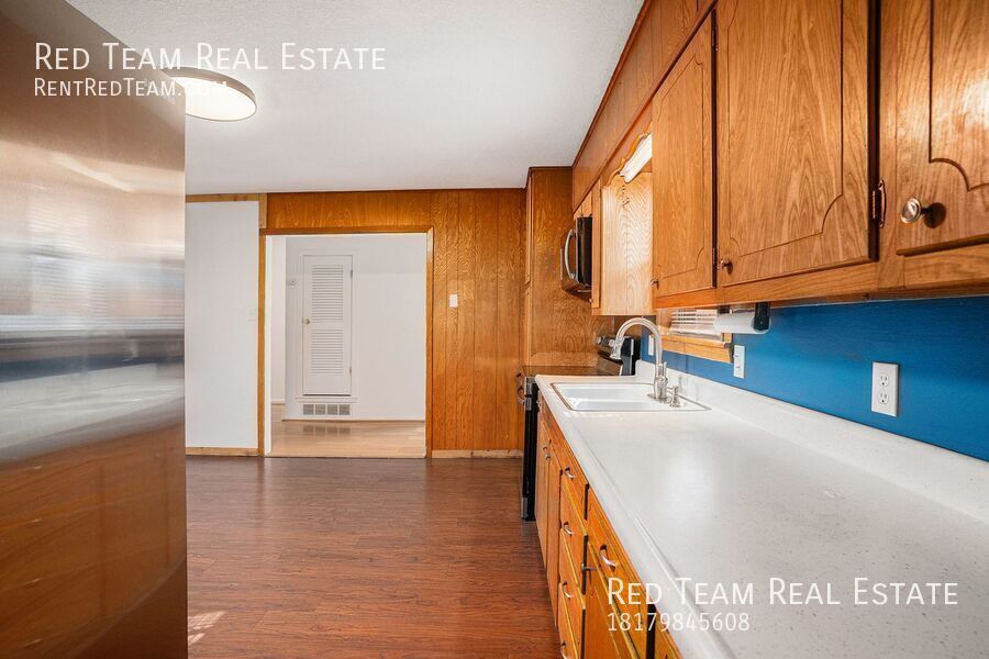 Great 3 Bedroom with Detached Workshop and we will do the Lawn! property image