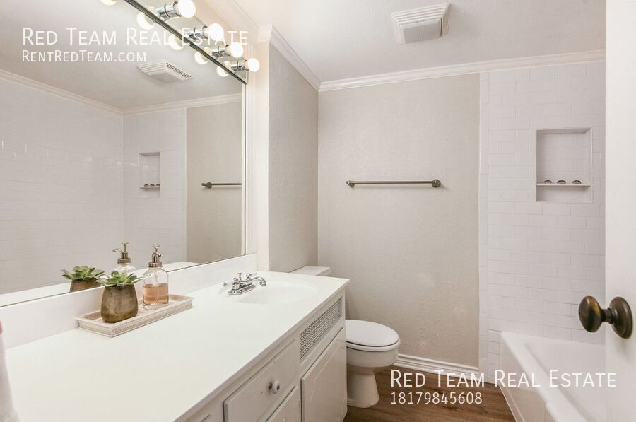 Elegant Three Bedroom Unit across from Ridglea Country Club property image