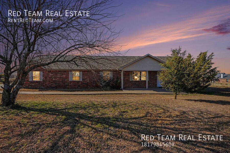 White Picket Fence Included property image