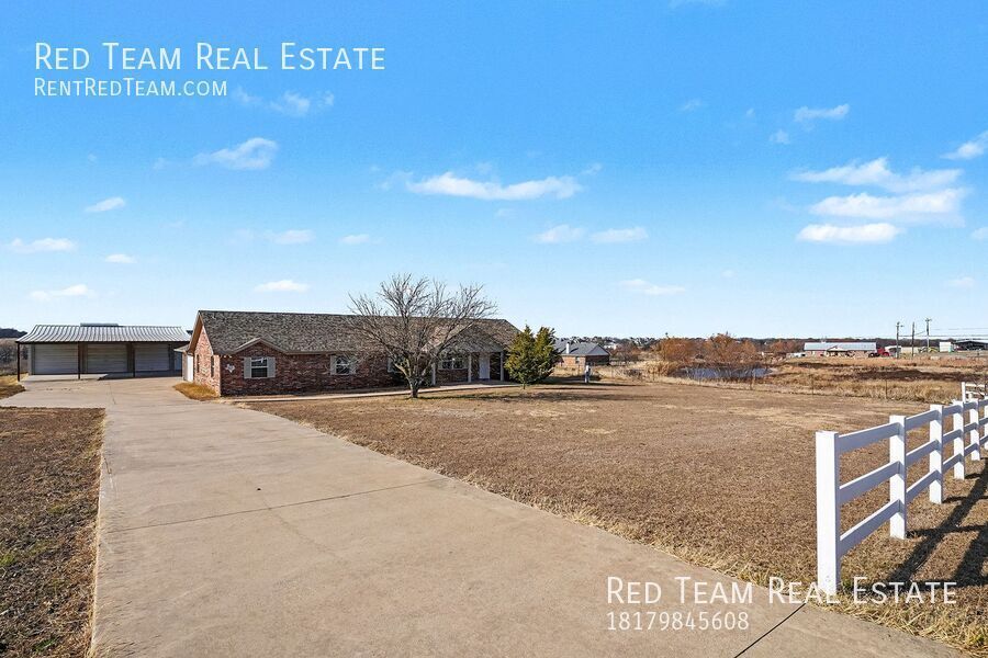 White Picket Fence Included property image